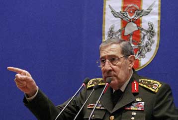 Πολιτική κάλυψη για στρατιωτική εισβολή στο Ιράκ ζήτησε ο Τούρκος επιτελάρχης