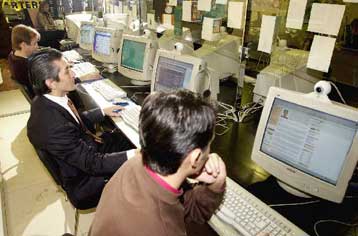 Υπερτερούν οι Έλληνες των Ελληνίδων στη χρήση του Διαδικτύου, σύμφωνα με νέα μελέτη