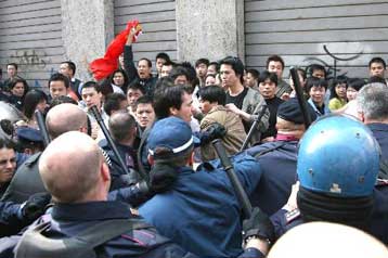 Συμπλοκές αστυνομίας και μεταναστών στην κινεζική συνοικία του Μιλάνου