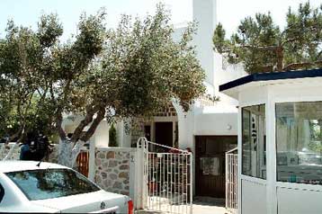 Επεισόδια κοντά στην οικία Καραμανλή στη Ραφήνα σε διαδήλωση κατά των ΧΥΤΑ