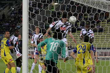 Η Ουντινέζε νίκησε την Κιέβο με φινάλε αποβολών, ισόπαλες Κάλιαρι και Έμπολι