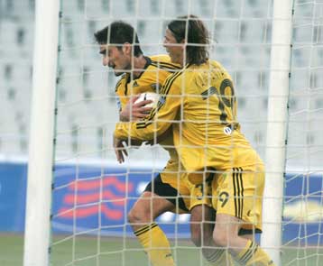 Τυλίχτηκε με το… σεντόνι η ΑΕΚ, κούνησε μαντήλι ο Παναθηναϊκός, ένταση στη Λάρισα