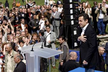 Στην τελική ευθεία για τις εκλογές, Σαρκοζί και Λεπέν ανεβάζουν τους τόνους