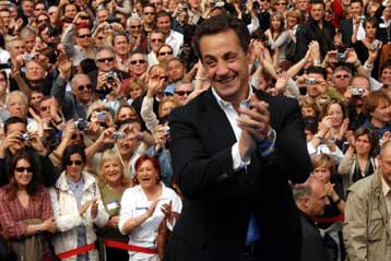 Οι Times του Λονδίνου στηρίζουν Σαρκοζί σε απόσταση αναπνοής από την κάλπη