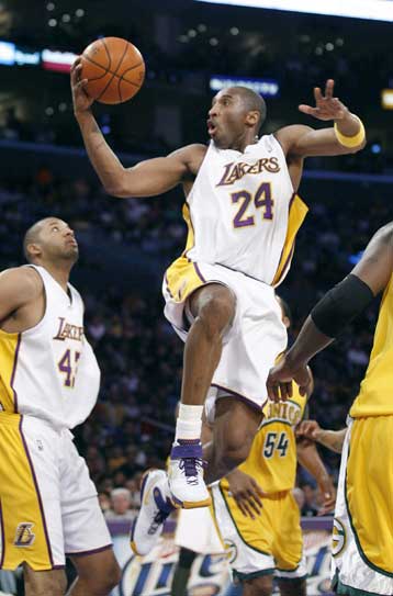 Κόμπι Μπράιαντ από άλλο πλανήτη στη νίκη-πρόκριση των Λέικερς στα πλέι οφ