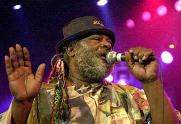 Συναυλία του Τζορτζ Κλίντον στο Θέατρο Βράχων