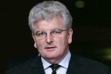 Έρευνα για τη σύλληψη των 15 ναυτών από το Ιράν ανακοίνωσε ο Βρετανός υπουργός Αμυνας