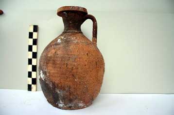 Στην Ελλάδα από τη Βρετανία έξι αρχαίες κεραμικές οινοχόες