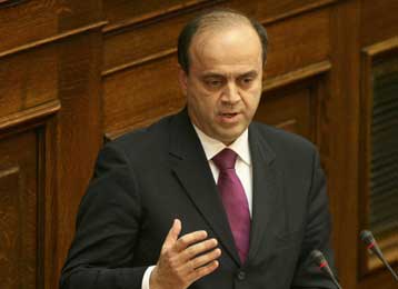 «Καρφώματα» υπουργών και κόντρα στη Βουλή για τα ομόλογα