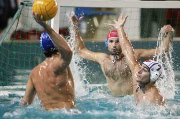 Πρόβα εν όψει πλέι-οφ για Εθνικό και Πανιώνιο στο κολυμβητήριο του Πειραιά