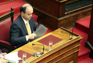 Νέος γύρος αντιπαράθεσης στη Βουλή με αφορμή ερώτηση του ΣΥΝ για τα ομόλογα