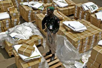 Πυρά και εκρήξεις στη Νιγηρία την παραμονή των προεδρικών εκλογών