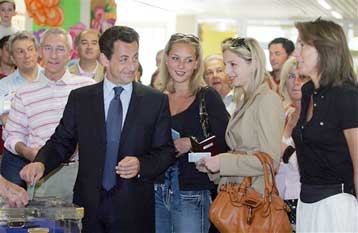 Τα φώτα στραμμένα στη Γαλλία για την πιο απρόβλεπτη προεδρική εκλογή σε δεκαετίες