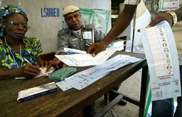 Καταγγελίες για απροκάλυπτη νοθεία στις χαοτικές προεδρικές εκλογές της Νιγηρίας