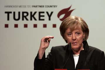 Νέες πιέσεις της Μέρκελ στην Τουρκία να δείξει ανεκτικότητα μετά το φονικό στη Μαλάτια