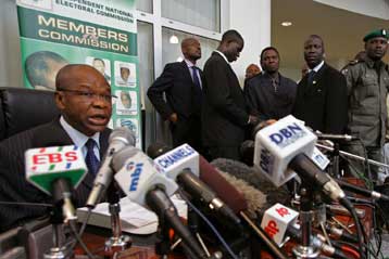 Πρόεδρος της Νιγηρίας ο Γιάρ Αντουα, την ώρα που η αντιπολίτευση διαμαρτύρεται