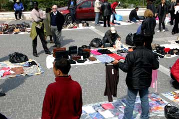 Στο παρεμπόριο καταλήγει ένα στα τρία ευρώ των Ελλήνων καταναλωτών