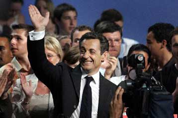 Στη μάχη για τις καθοριστικές ψήφους του κέντρου ρίχτηκαν «Σαρκό» και «Σεγκό»