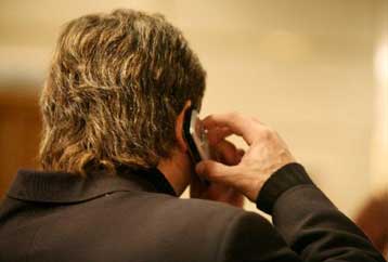 Με αυξήσεις τιμών απειλούν οι εταιρείες κινητής τηλεφωνίας για την περιαγωγή