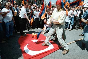 Ένταση κατά την πορεία Αρμενίων στο τουρκικό προξενείο Θεσσαλονίκης