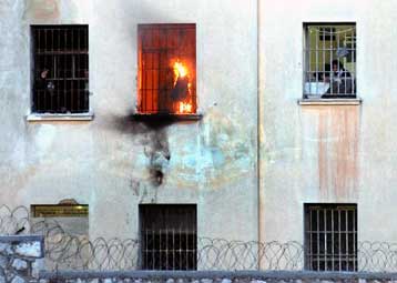 Μπαράζ εξεγέρσεων σε σωφρονιστικά ιδρύματα της χώρας