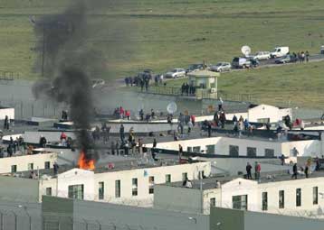 Σε εξέλιξη προσπάθειες για αποκατάσταση της τάξης στις φυλακές