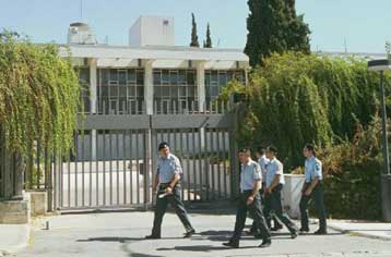 Αποκλεισμός της πρεσβείας των ΗΠΑ και προσαγωγές λόγω πληροφοριών για χτύπημα