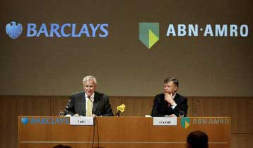 «Σφήνα» της Royal Bank of Scotland στη μάχη για τη διεκδίκηση της ABN Amro