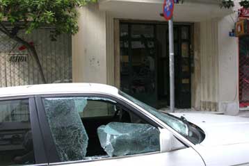 Αναταραχή στο κέντρο της Αθήνας με εμπρησμούς και επιθέσεις σε πολιτικά γραφεία