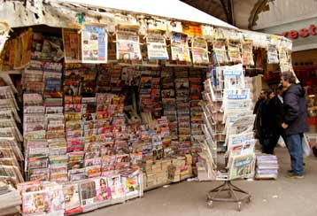 Μαχαίρι στα «ροζ» DVD των εφημερίδων ζητά ο Συνήγορος του Καταναλωτή