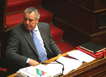 H κυβέρνηση δεν διαπραγματεύεται την τήρηση των νόμων, διαμηνύει ο Αν.Παπαληγούρας