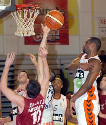 Διπλό σωτηρίας πήρε η ΑΕΛ στην Πάτρα με 73-69 επί της Ολυμπιάδας