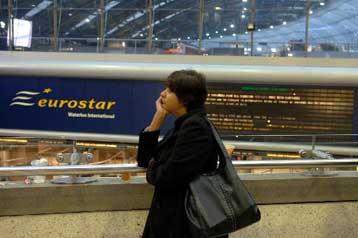 «Έμφραγμα» στο νότιο Λονδίνο εξαιτίας πυρκαγιάς κοντά σε σιδηροδρομικές γραμμές