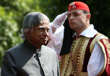 Επαφές με την πολιτειακή και πολιτική ηγεσία από την Τετάρτη για τον Ινδό πρόεδρο