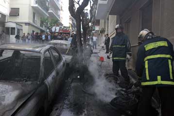 Επιδρομές κουκουλοφόρων στα Εξάρχεια, στη βάση των ΜΑΤ και στου Ζωγράφου