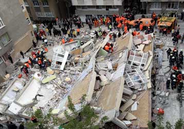 Κατάρρευση εξαόροφης πολυκατοικίας στην Κωνσταντινούπολη