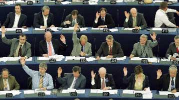 Κοινή πρόταση ψηφίσματος του Ευρωκοινουβουλίου καταδικάζει την ομοφοβία