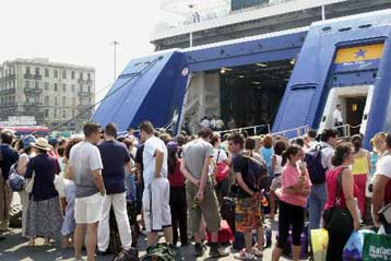 Λιγότερα τα πλοία, ακριβότερα τα εισιτήρια το φετινό καλοκαίρι