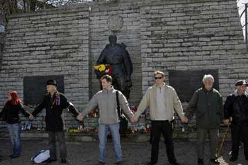 Αιματηρές συγκρούσεις στην Εσθονία λόγω της απομάκρυνσης σοβιετικού μνημείου