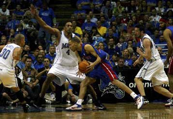 Αγκαλιά με την πρόκριση στο δεύτερο γύρο των πλέι οφ οι Ντιτρόιτ Πίστονς