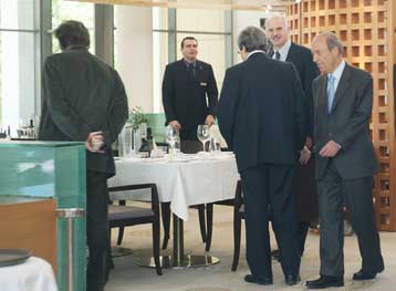 Οι ευρωπαϊκές εξελίξεις στο «μενού» του γεύματος Παπανδρέου – Σημίτη