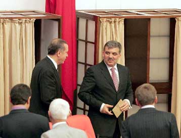 Σε κλίμα έντασης ο πρώτος γύρος της ψηφοφορίας για την προεδρία της Τουρκίας