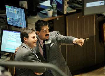 Πτώση στα ευρωπαϊκά χρηματιστήρια, άνοδος στη Γουόλ Στριτ