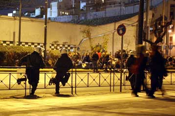 Νέες μάχες μεταξύ κουκουλοφόρων και αστυνομικών στο κέντρο της Αθήνας