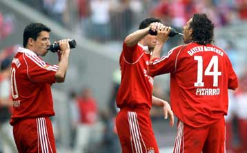 Το Αμβούργο «τράβηξε το σεντόνι» από την Μπάγερν, στο -1 από την κορυφή η Στουτγκάρδη