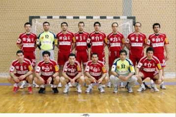 Φίλιππος και Πανελλήνιος με φόντο το τρόπαιο του Κυπέλλου Ελλάδας