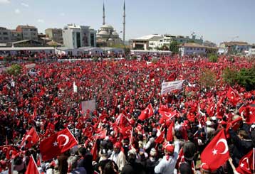 Αντιμέτωποι με νέα λαοθάλασσα κεμαλιστών οι Ερντογάν-Γκιουλ