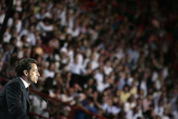 Προηγείται ο Σαρκοζί, μία εβδομάδα πριν το δεύτερο γύρο των γαλλικών προεδρικών εκλογών