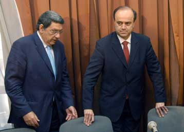 Ενωτικός ο Σ.Τσιτουρίδης στην παράδοση του υπουργείου, αιχμηρός ο Β.Μαγγίνας