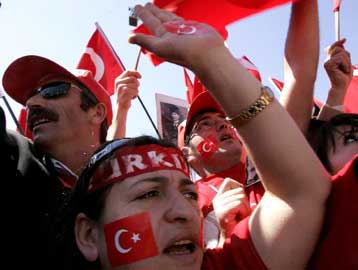 Κατευναστικός ο Ερντογάν στο πρώτο διάγγελμά του μετά τις απειλές των στρατηγών